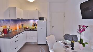 Lejlighed (A2) | Privat køkken | Køleskab, mikrobølgeovn, kogeplade, espressomaskine