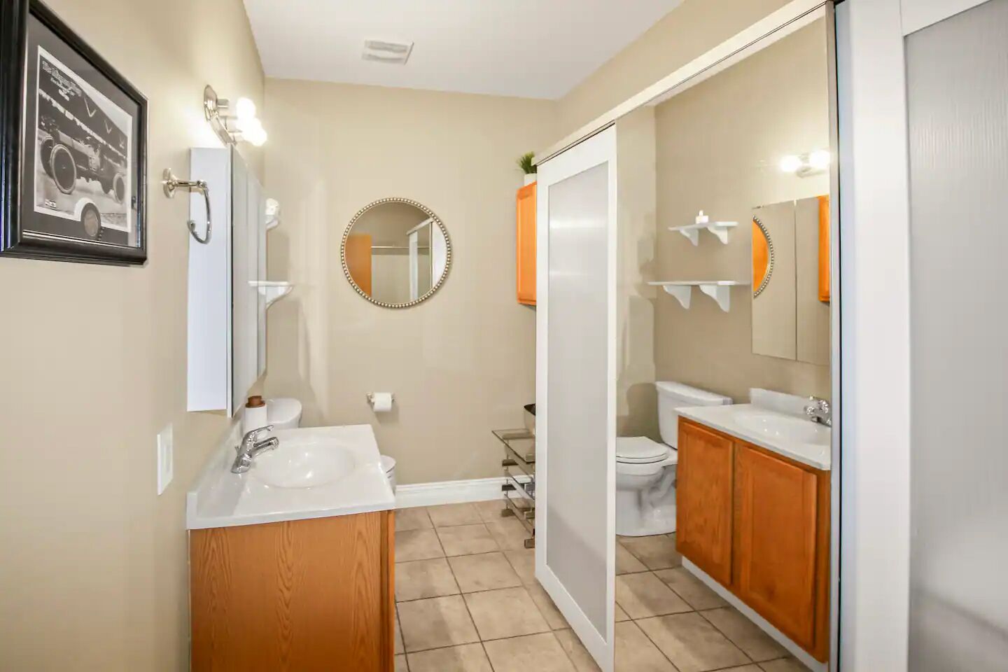 Tina, secadora de cabello, toallas, jabón 