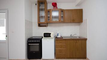 Private kitchen | Fridge, microwave, oven, stovetop