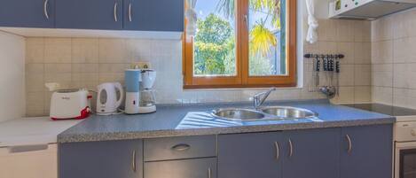 Private kitchen | Fridge, oven, stovetop, espresso maker