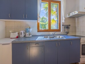 Eget kjøkken | Kjøleskap, ovn, kokeplater og espressomaskin