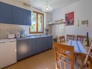 Kühlschrank, Ofen, Herdplatte, Espressomaschine