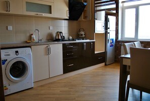 Appartement | Privékeuken | Een koelkast, een magnetron, een kookplaat, een vaatwasser