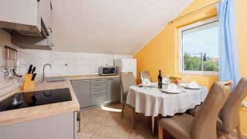 Apartment (A1) | Private kitchen | Fridge, microwave, oven, stovetop