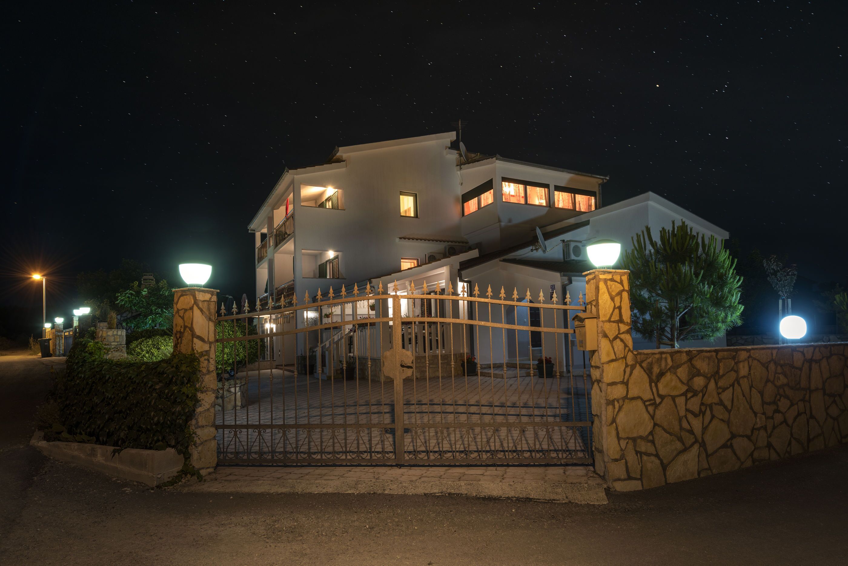 المنشأة من الخارج