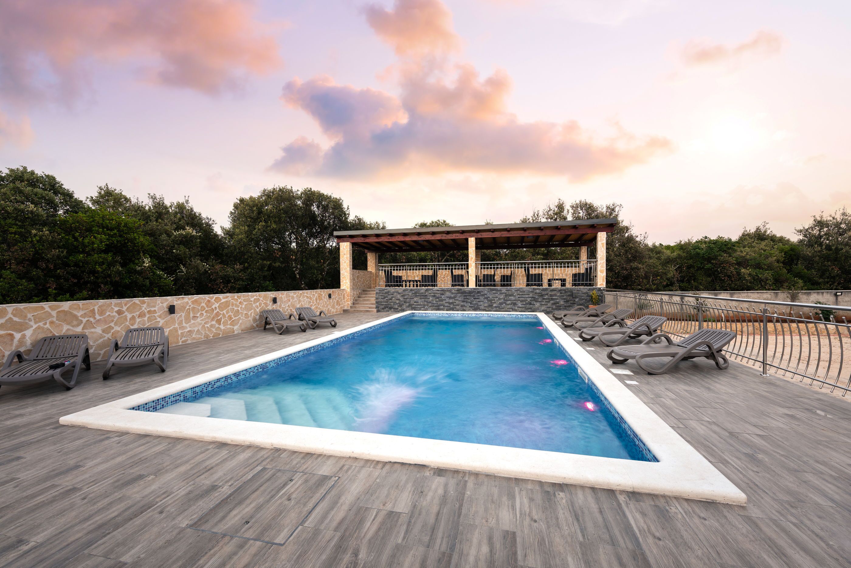 حمّام سباحة خارجي