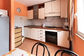 Cocina privada | Frigorífico, microondas, horno y placa de cocina