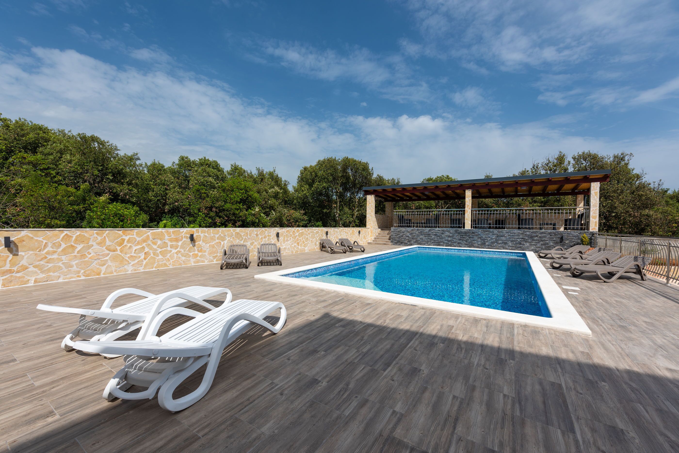 حمّام سباحة خارجي