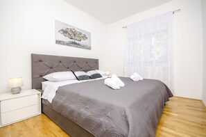 6 bedrooms, iron/ironing board, free WiFi