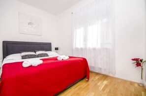 6 bedrooms, iron/ironing board, free WiFi