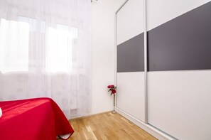 6 bedrooms, iron/ironing board, free WiFi