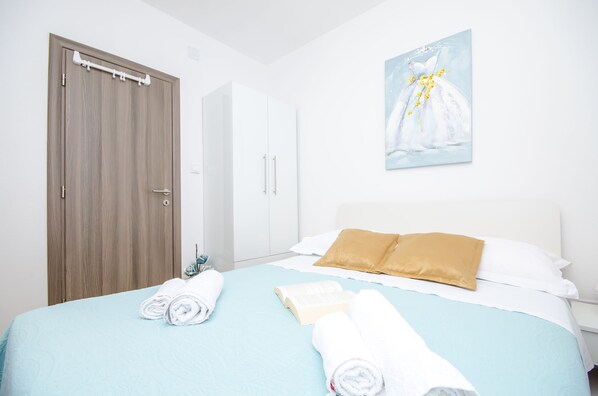 6 bedrooms, iron/ironing board, free WiFi