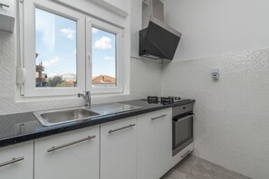 Private kitchen | Fridge, oven, stovetop, dishwasher