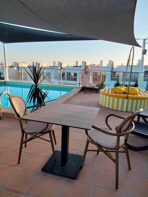 Piscine extérieure, chaises longues