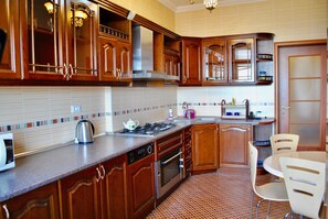 Huoneisto | Yksityinen keittiö | Jääkaappi, liesi, astianpesukone, vedenkeitin