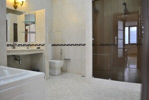 Apartment | Bathroom | Bathtub, free toiletries, hair dryer, slippers - Apartment on Ismayil bay Qurtqashinli 50 (Baku)