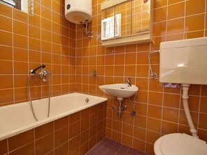 Badkamer | Een bad, een haardroger