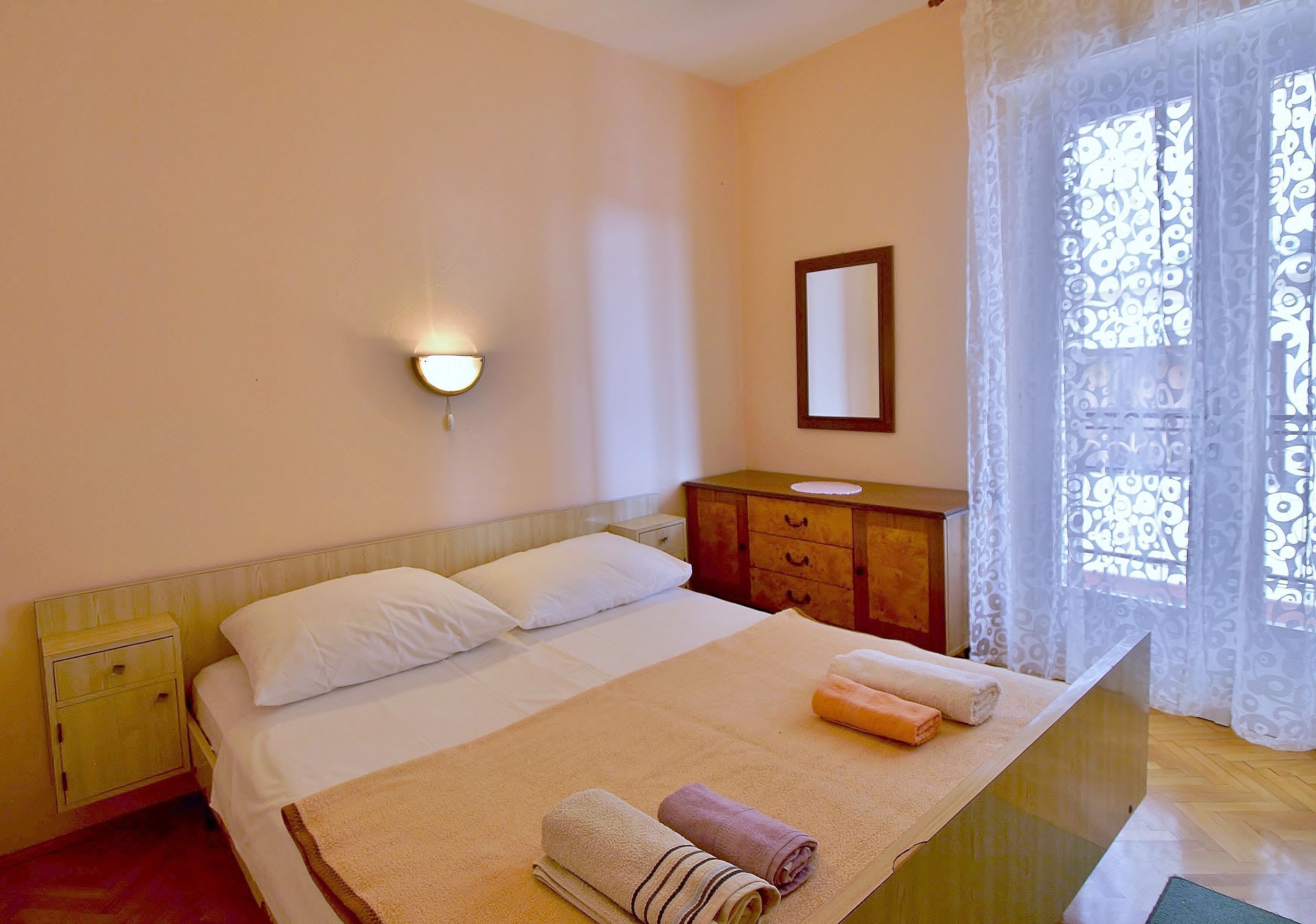 2 habitaciones, tabla de planchar con plancha y wifi gratis 