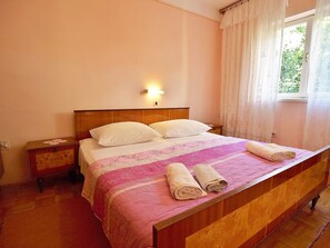 2 bedrooms, iron/ironing board, free WiFi