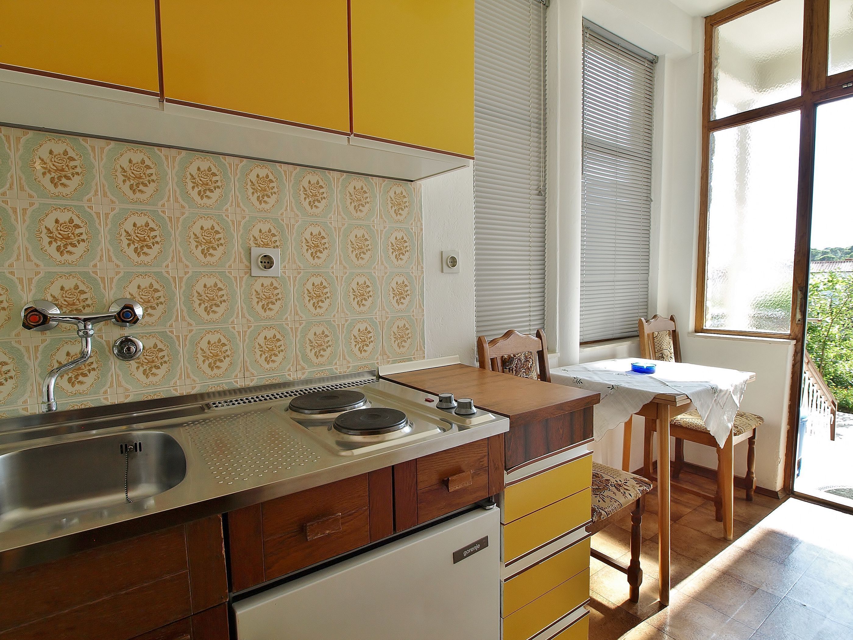 Eigene Küche | Kühlschrank, Herdplatte, Espressomaschine, Wasserkocher