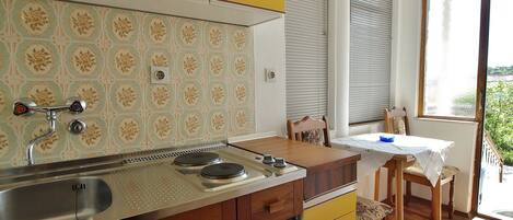 Eigene Küche | Kühlschrank, Herdplatte, Espressomaschine, Wasserkocher