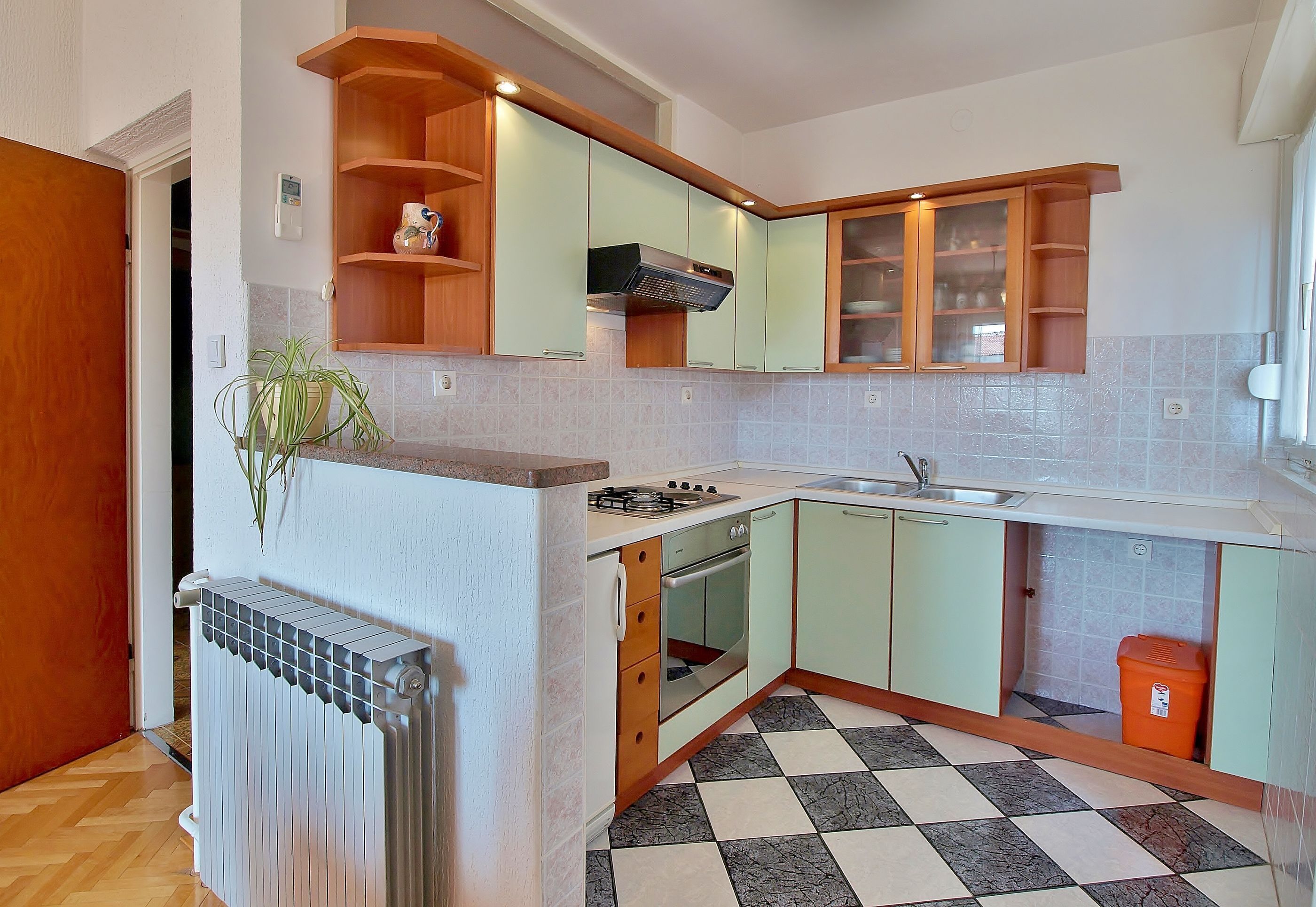 Eigene Küche | Kühlschrank, Herdplatte, Espressomaschine, Wasserkocher