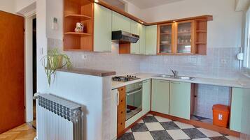 Eigene Küche | Kühlschrank, Herdplatte, Espressomaschine, Wasserkocher