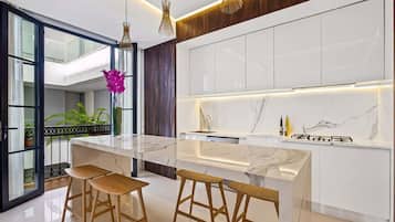 Refrigerador, microondas, horno y parrilla de estufa