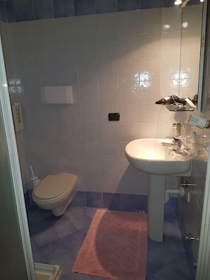 Basic Twin Room | Bathroom