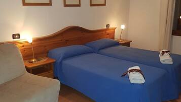 Basic Twin Room | Desk, bed sheets