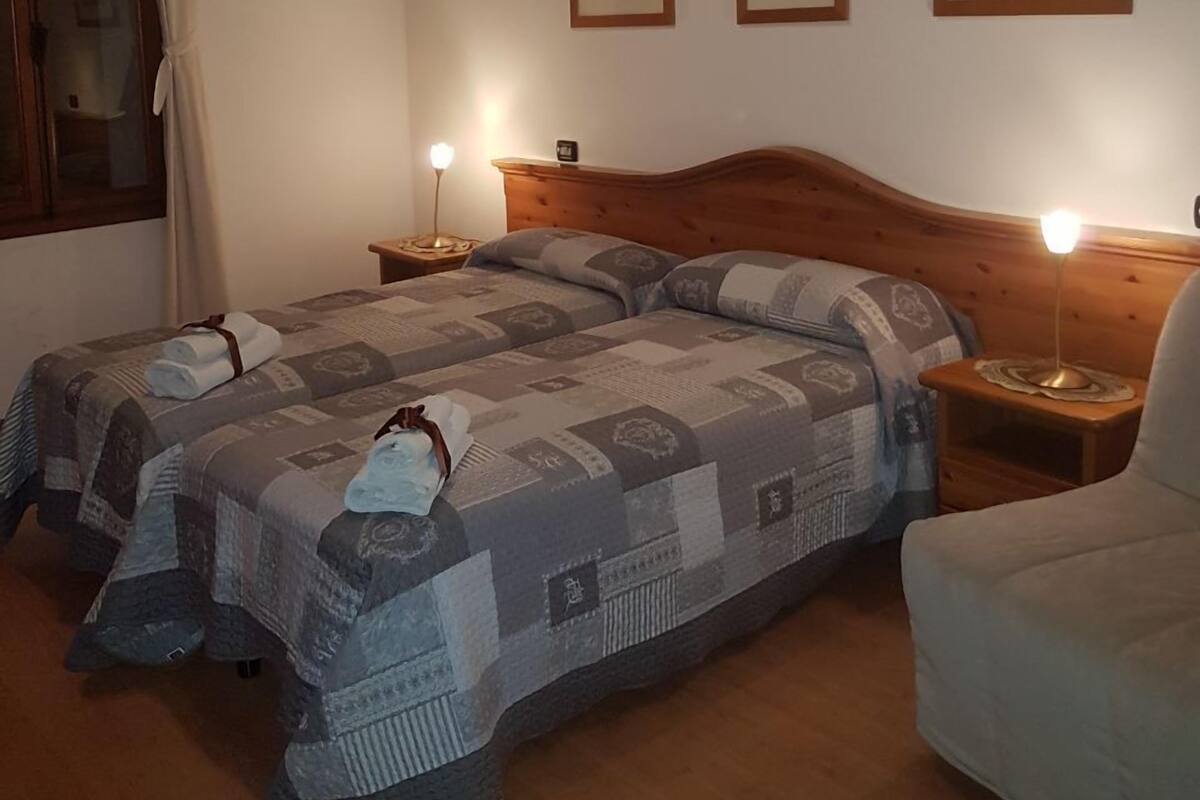 Basic Twin Room | Desk, bed sheets