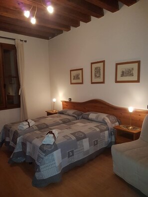 Basic Twin Room | Desk, bed sheets