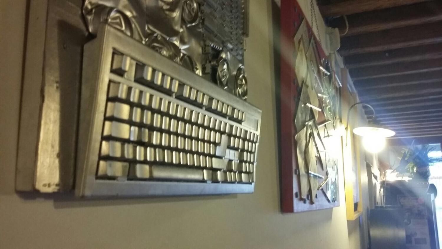 En vägg med ett stort, rektangulärt, metalliskt föremål som ser ut att vara en dekorativ detalj eller en del av någon utrustning.
