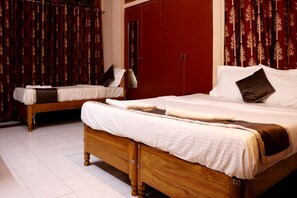 Deluxe Room | Soundproofing, free WiFi - Om Shree Cottage (Guwahati)