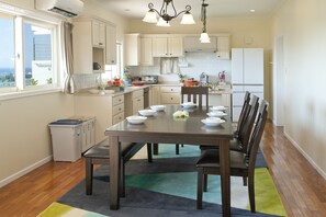 Maison (Private Vacation Home) | Repas dans la chambre