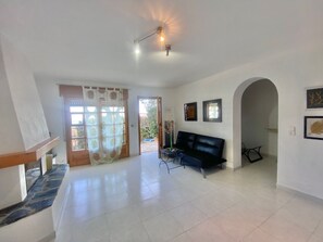 Televisión, chimenea, reproductor de DVD