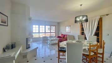 Een televisie, een open haard en een dvd-speler