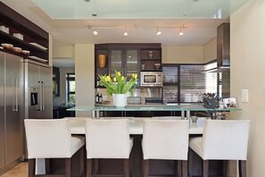 Deluxe Villa, 3 Bedrooms | In-room dining - Vacation Villa 2WW (Cape Town)