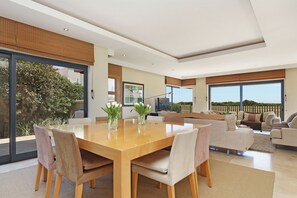 Deluxe villa, 3 slaapkamers | Dineren in de kamer