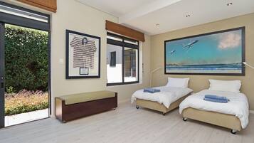 3 bedrooms, desk, blackout curtains, soundproofing