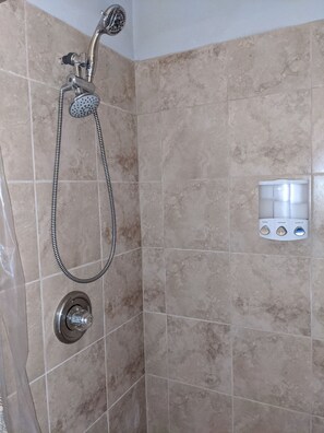 Ducha, secador de pelo, toallas, jabón