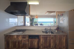 獨棟房屋 (Private Vacation Home) | 私人小型廚房 | 電冰箱、微波爐、爐台、洗碗機