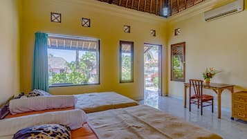 Deluxe Twin Room | Desk, free WiFi