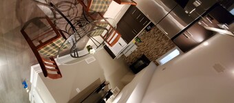 SCHÖNE PRIVATE WOHNUNG MIT EINEM SCHLAFZIMMER AUF DER FLUGHAFENSTRAßE !!