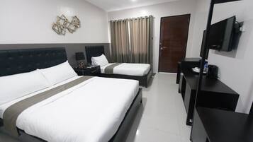 Escritorio, espacio para trabajar con laptop y cortinas blackout