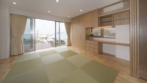 Een moderne keuken met houten kastjes en een inbouwfornuis.