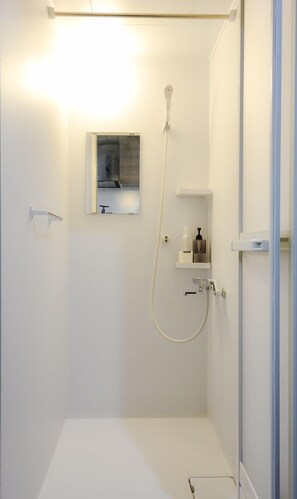 Ducha, artículos de tocador gratuitos, secador de pelo, pantuflas