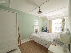 4 dormitorios, tabla de planchar con plancha, cuna de viaje