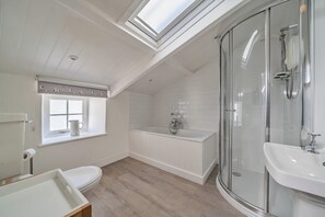 Een bad, een haardroger, handdoeken, zeep