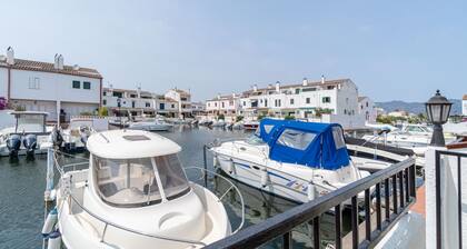 195-Beautiful canal house with private mooring